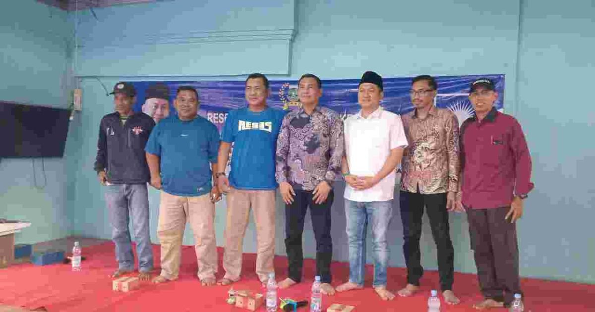 Anggota DPRD PAN Ahmad Dedi Muhdi dan Ma’Mun Murod saat menggelar reses masa persidangan II dan menyerap aspirasi masyarakat di Sekretariat MM, Desa Pondok Jaya, Kecamatan Sepatan, Kabupaten Tangerang.