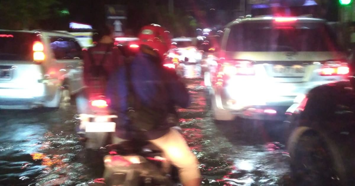 Puri Kembangan Terendam, Hujan Dini Hari Lumpuhkan Nadi Lalu Lintas Jakarta Barat