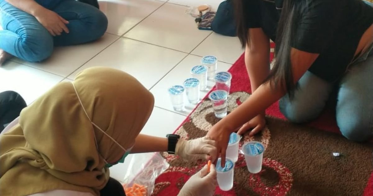 Petugas kesehatan Puskesmas Kedaung Barat saat memberikan layanan VCT Mobile kepada populasi kunci, Rabu (18/2/2026).