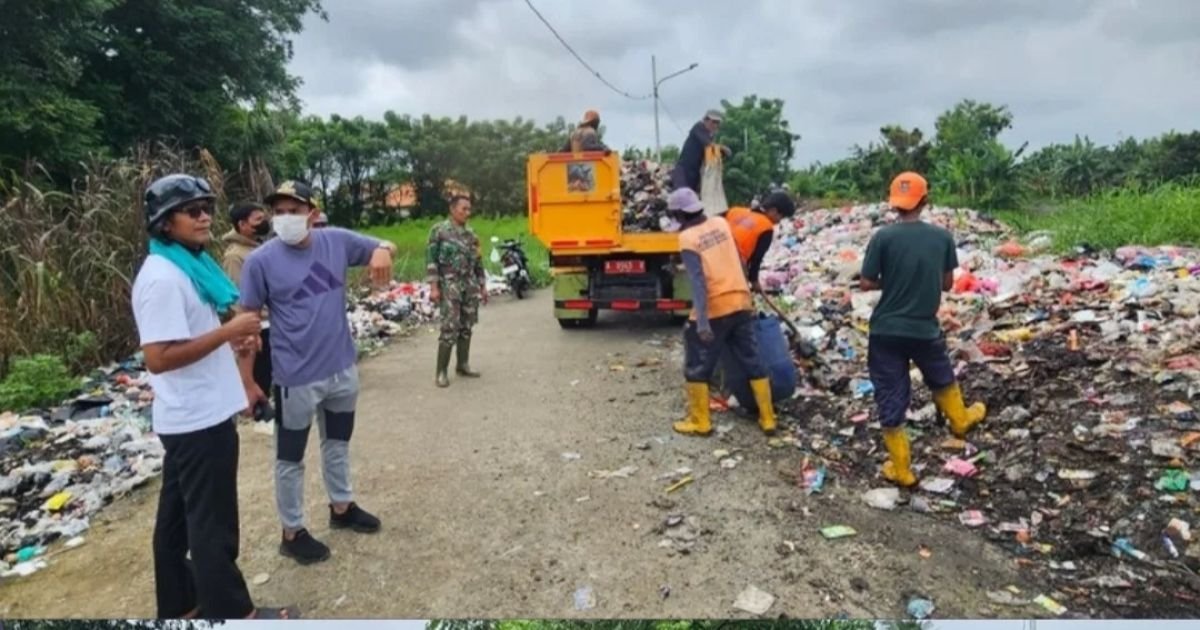Aksi Bersih-Bersih Total! Aan Ansori Bareng Kades M. Hotib Gaskeun Gempuran Sampah di Pisangan Jaya