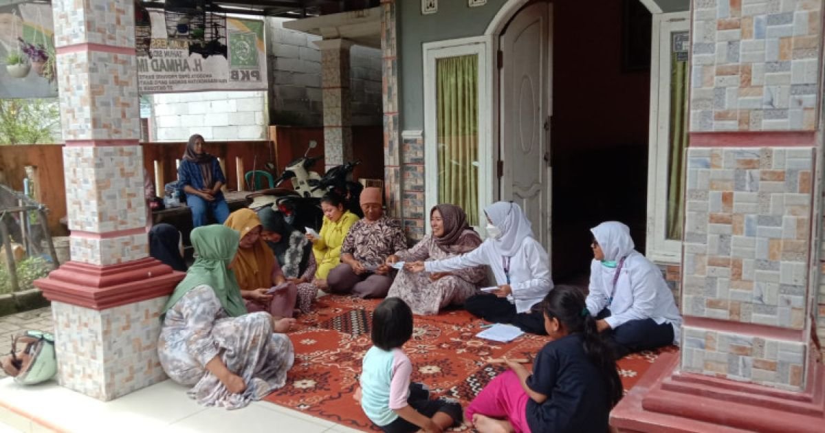 Tim kesehatan Puskesmas Sukadiri memberikan sosialisasi Gerakan Satu Rumah Satu Jumantik (G1R1J) kepada warga Desa Karangserag, Kabupaten Tangerang, Jumat (6/2/2026), guna mencegah penyebaran DBD
