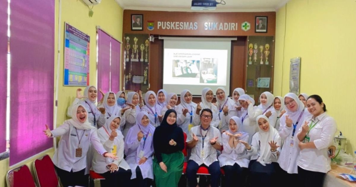 Tenaga kesehatan Puskesmas Sukadiri mengikuti simulasi penanganan kegawatdaruratan bayi baru lahir dalam kegiatan OJT Neonatal, Jumat (6/2/2026).