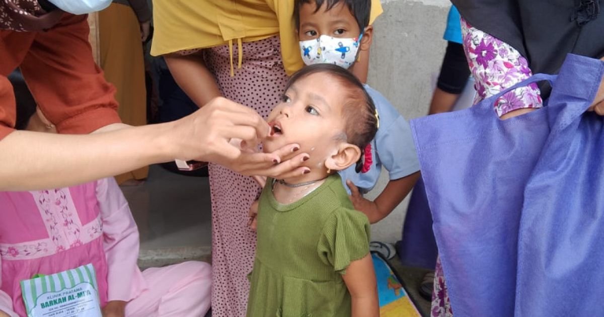 Petugas Puskesmas Sukadiri memberikan kapsul Vitamin A kepada balita saat kegiatan Bulan Imunisasi Anak di Posyandu wilayah Sukadiri, Rabu (04/02/2026).