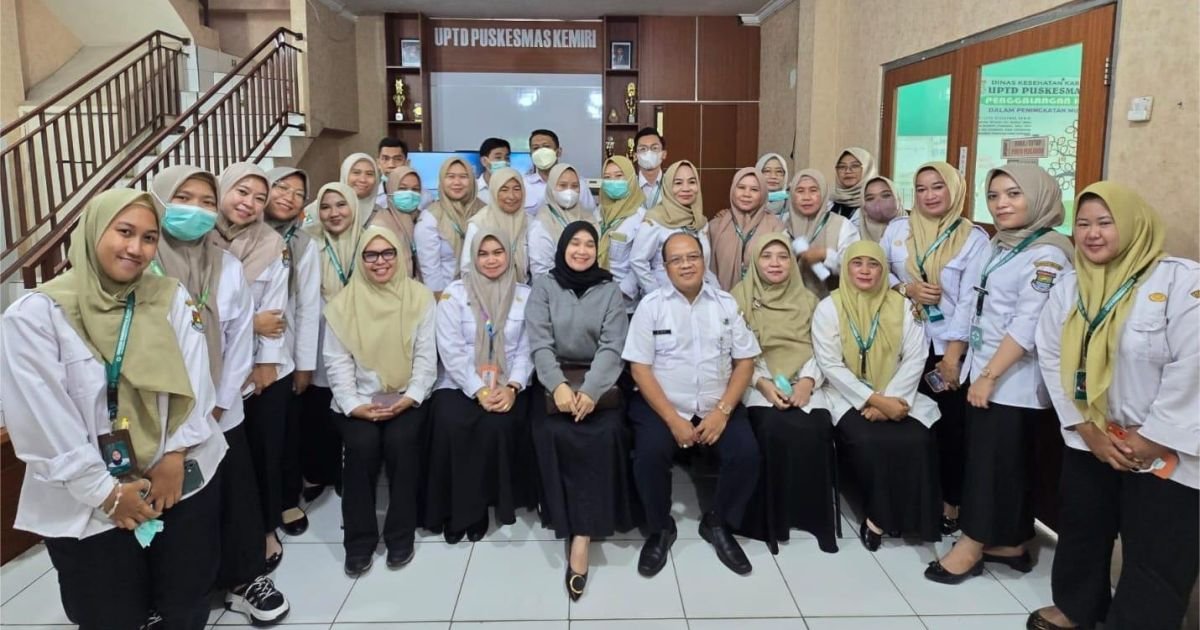 Foto bersama Hj. Rere Mayaretna, dr. Abdul Yayi, serta peserta OJT neonatal Puskesmas Kemiri usai kegiatan.