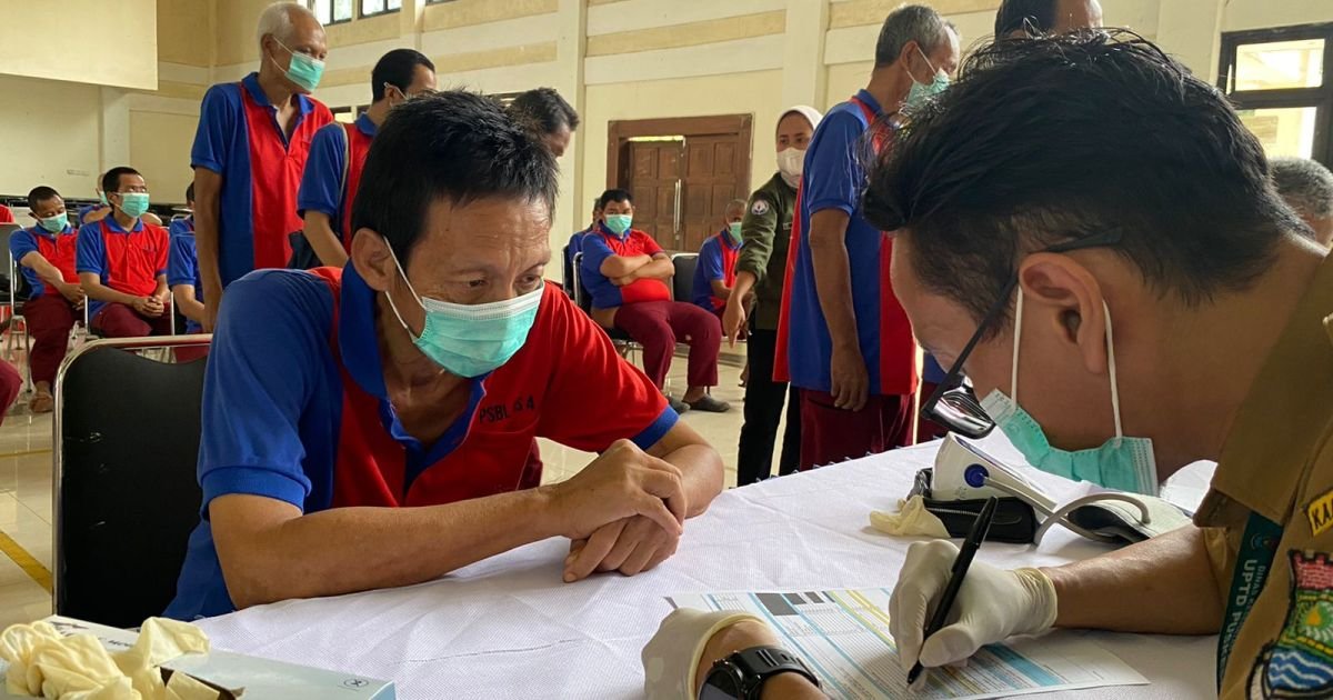 Petugas Puskesmas Kemiri melakukan skrining dan pemeriksaan TB terhadap warga Panti Sosial Bina Laras 4, Desa Rancalabuh, Selasa (10/2/2026