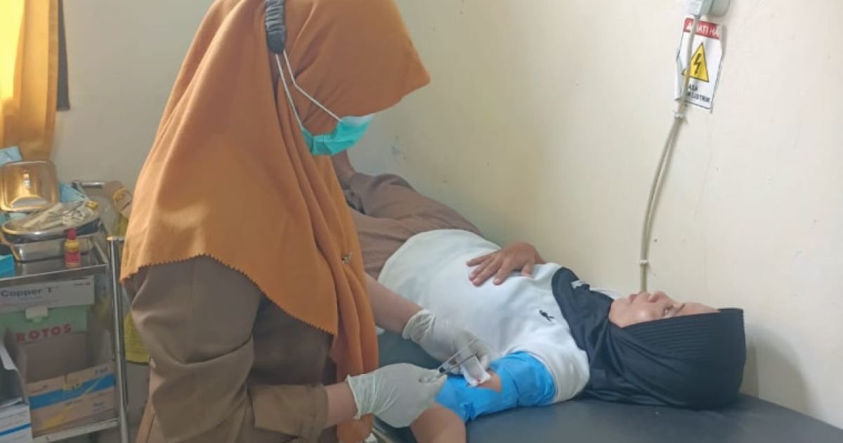 Petugas kesehatan Puskesmas Kemiri memberikan pelayanan dan konseling KB kepada pasangan usia subur dalam kegiatan Safari KB di wilayah Kemiri.