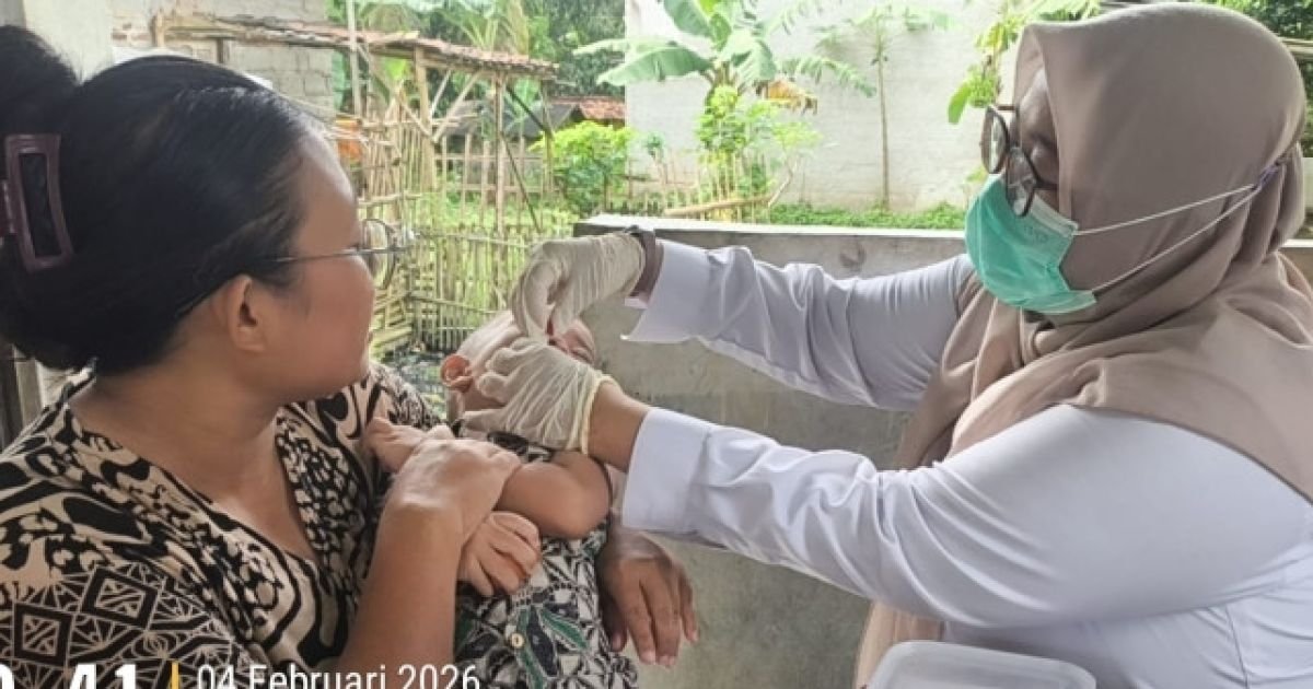 Suasana kebersamaan antara petugas kesehatan dan warga mewarnai kegiatan pemberian Vitamin A.