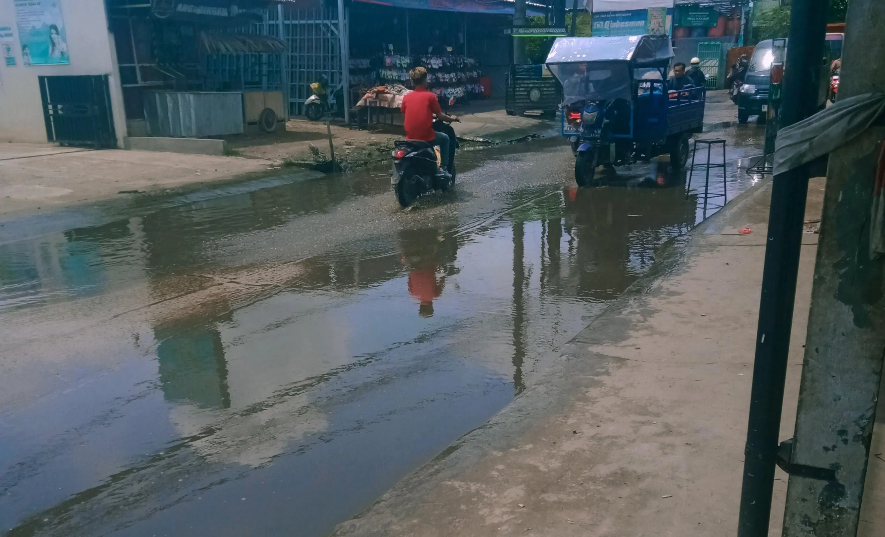 Jalan Utama Kerap Tergenang, Peran dan Kinerja Camat Sepatan Timur Jadi Sorotan