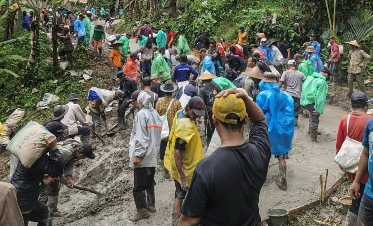 Hujan Deras Tak Surutkan Semangat Warga, Jalan Lintas Ciparasi–Majasari Dikecor Lewat Swadaya