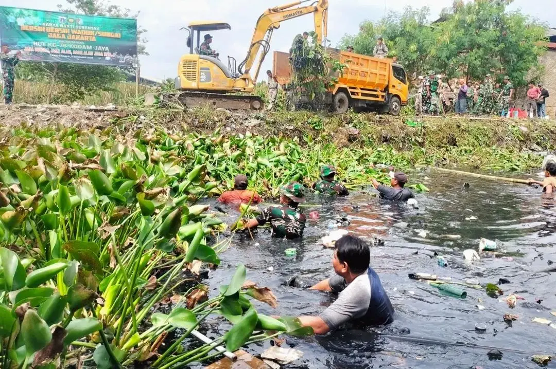Peringati HUT Kodam Jaya ke-76, Korem 052/Wijayakrama Lakukan Bersih Sungai
