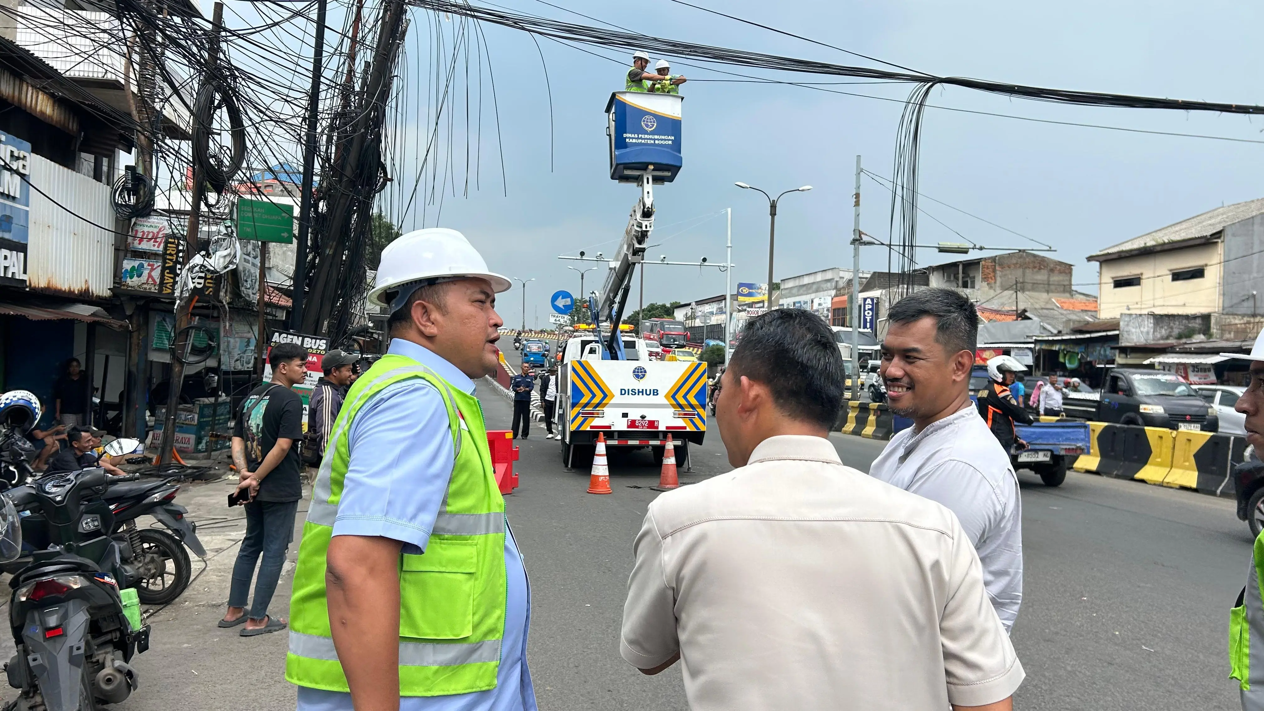 Kabel Semrawut Dinilai Membahayakan, Bupati Bogor Perintahkan Penertiban Total