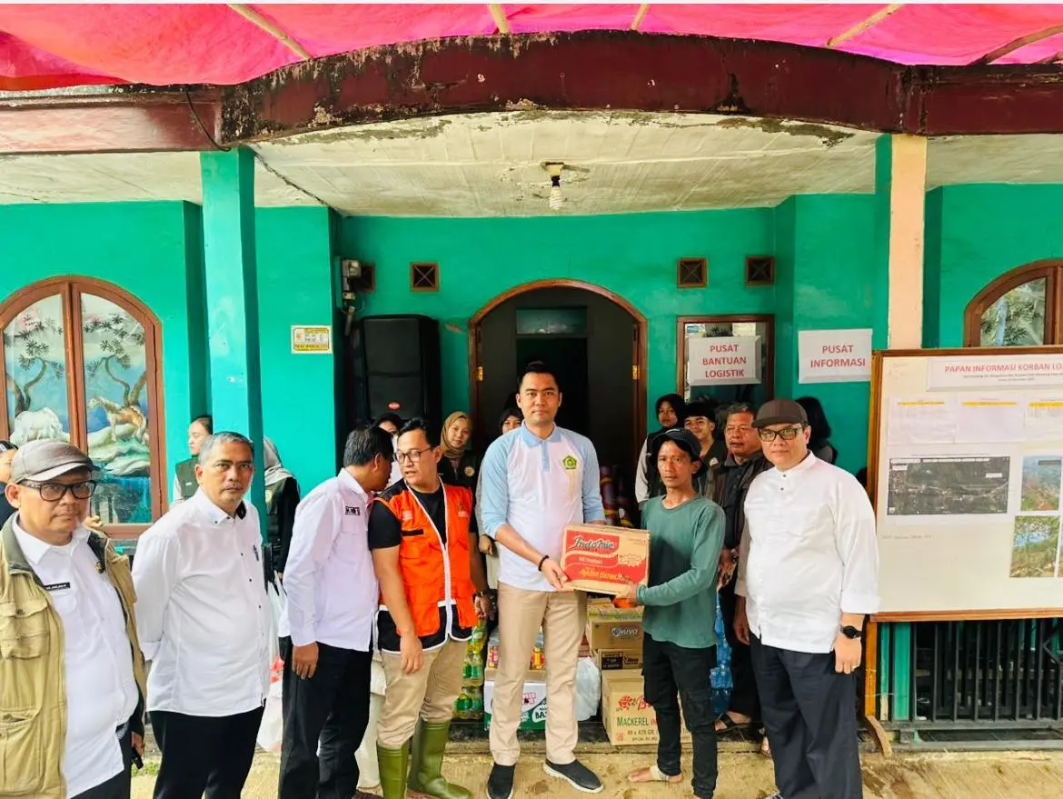 Stafsus Menang RI bersama Kanwil-Baznas Jabar Salurkan Bantuan Untuk Korban Bencana di Bandung